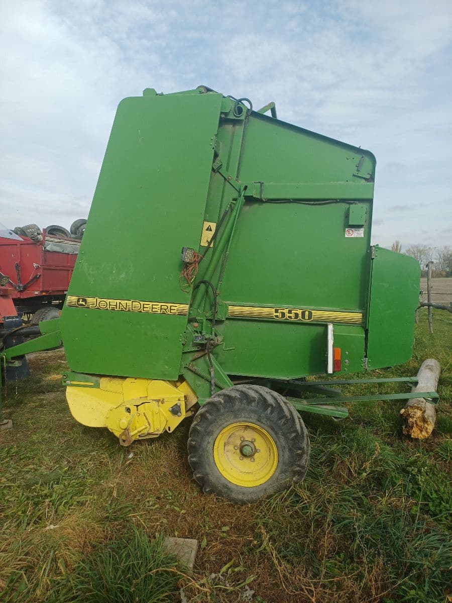 Predám lis na balíky John Deere 550 – spoľahlivý stroj v dobrom stave!