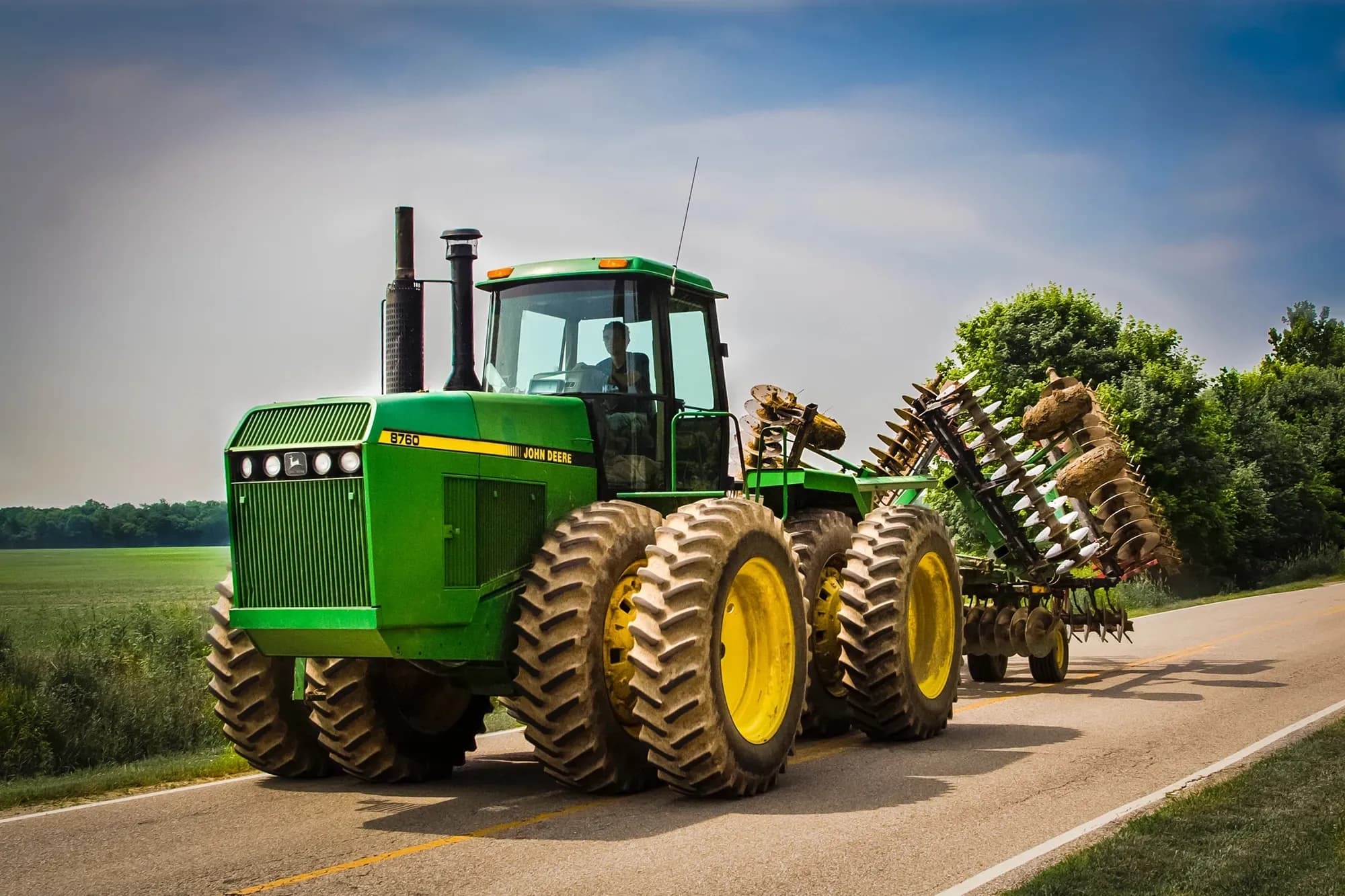 Predám poľnohospodársku techniku značky John Deere – traktory, stroje, príslušenstvo