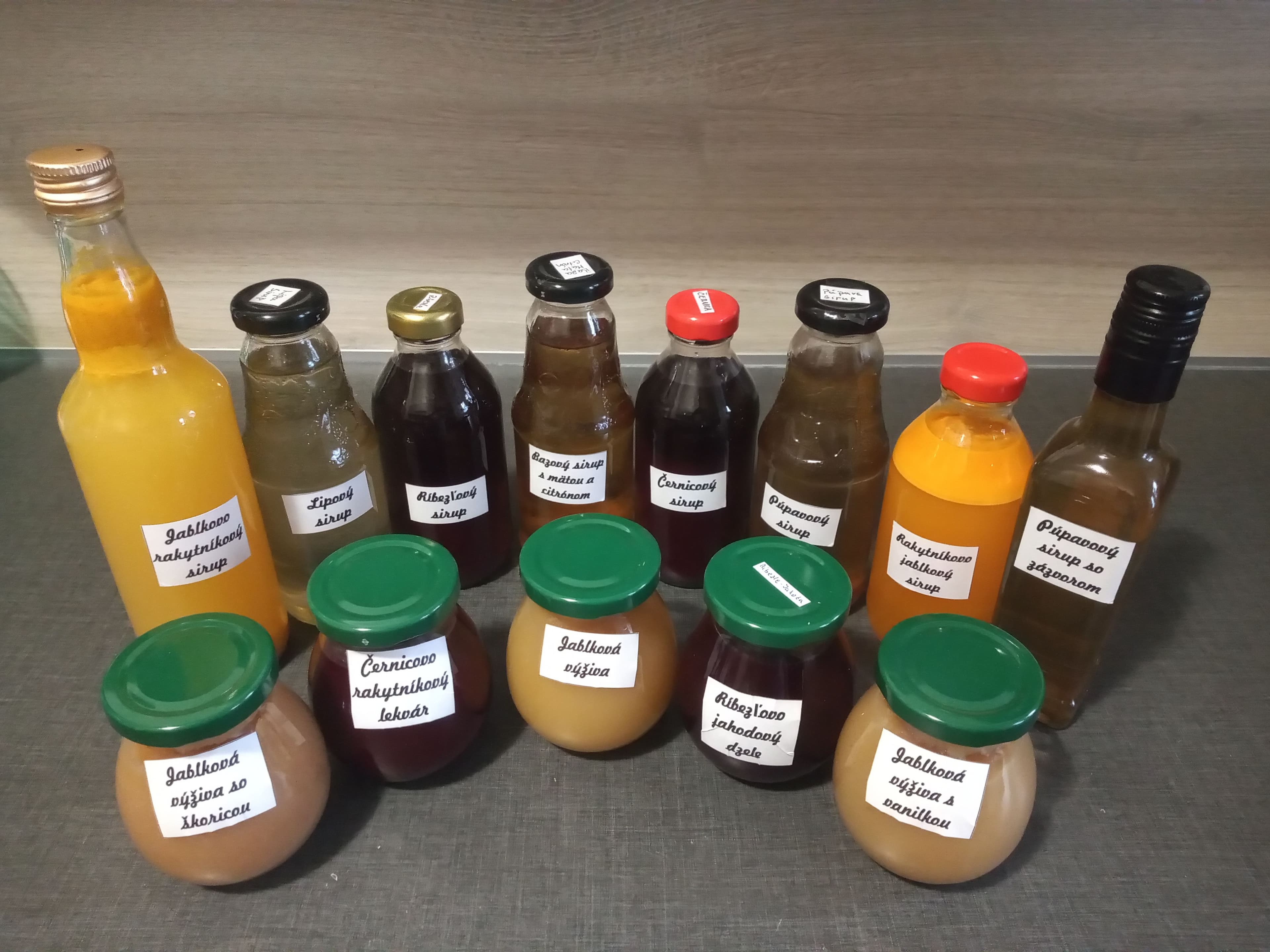 Domáce sirupy s troškou cukru a džemík 