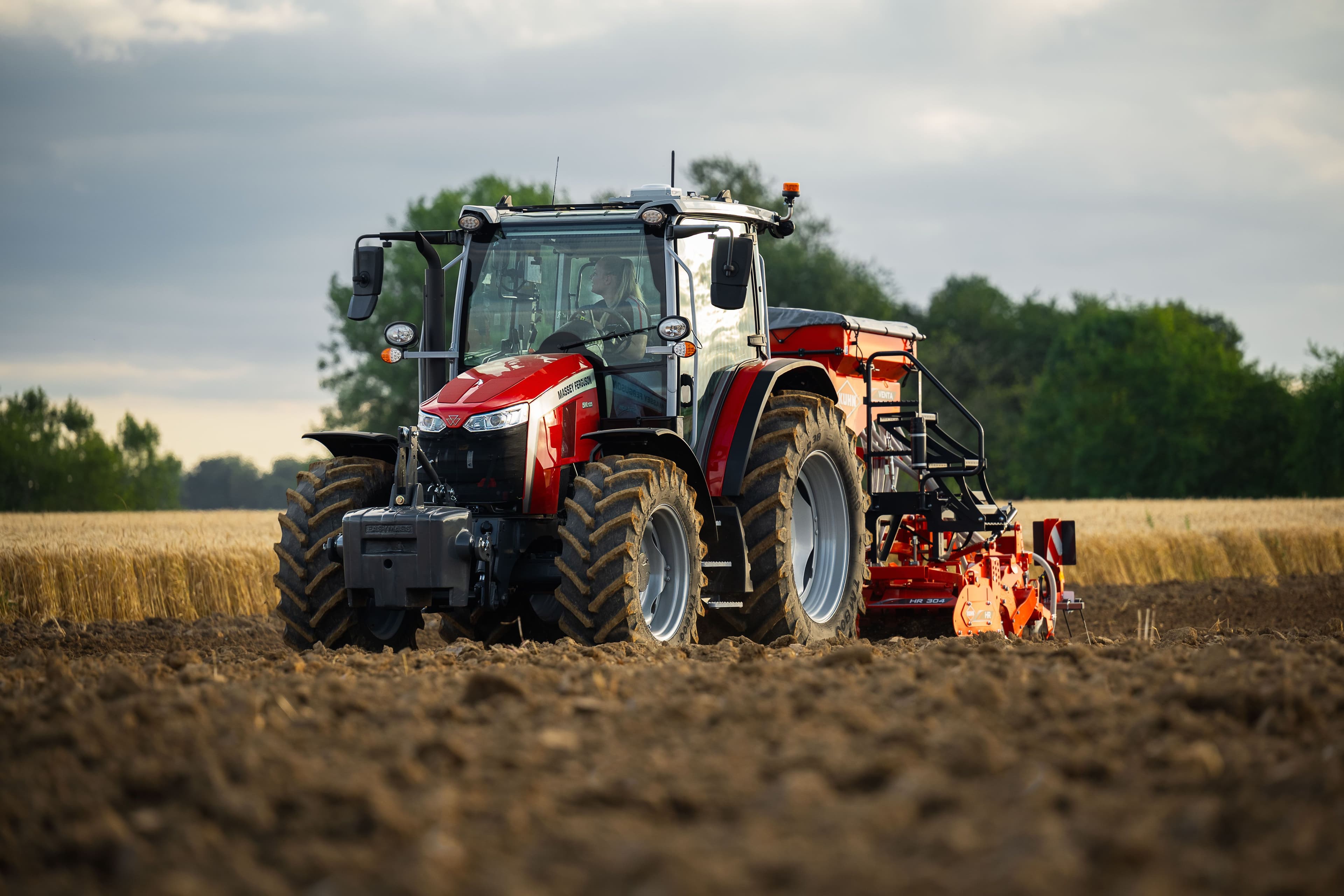 Predám poľnohospodársku techniku Massey Ferguson – traktory, lisy, kombajny, príslušenstvo