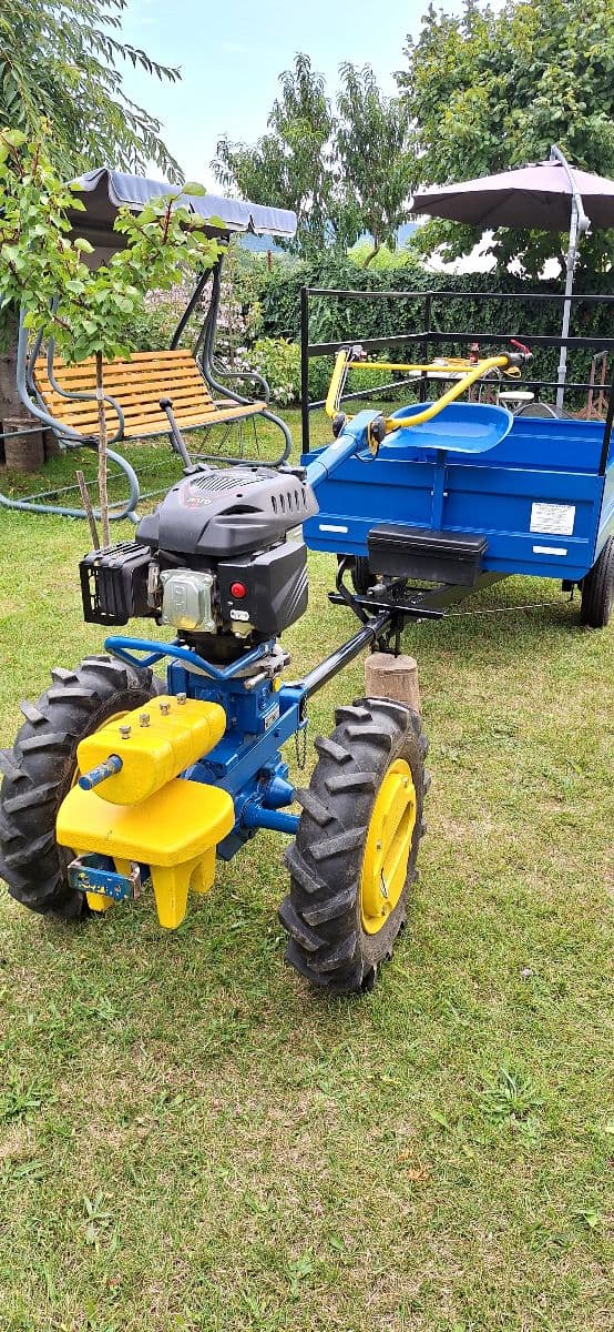 Predám malotraktor agzat plus príslušenstvo.