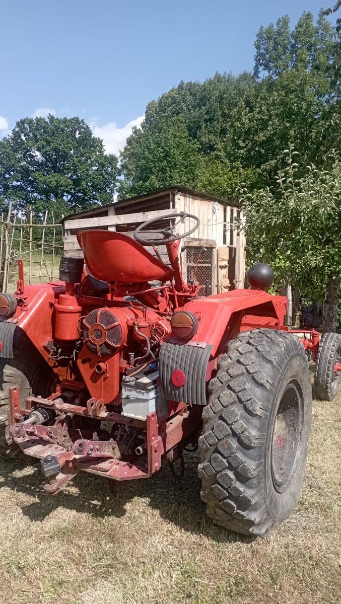 Traktor RS-9 
