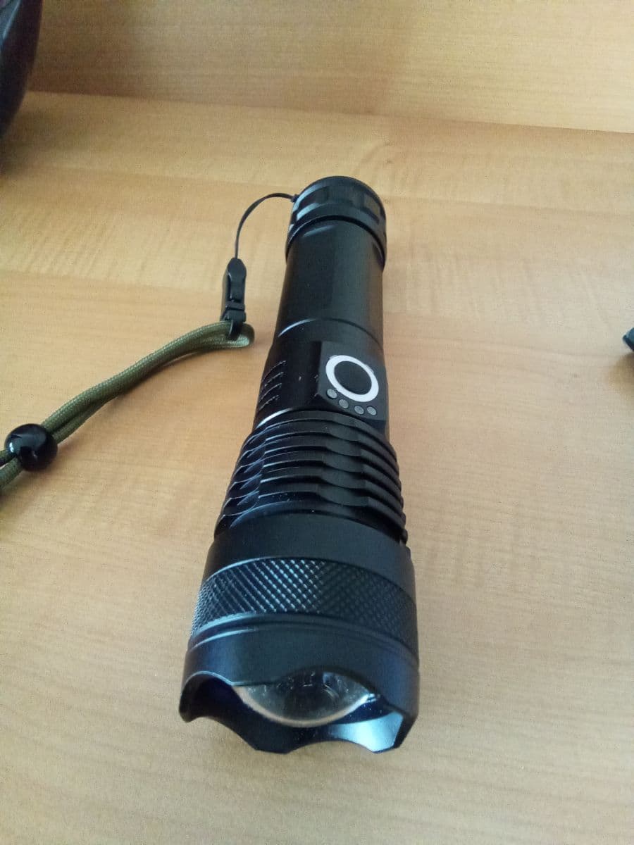 Taktické led svietidlo.