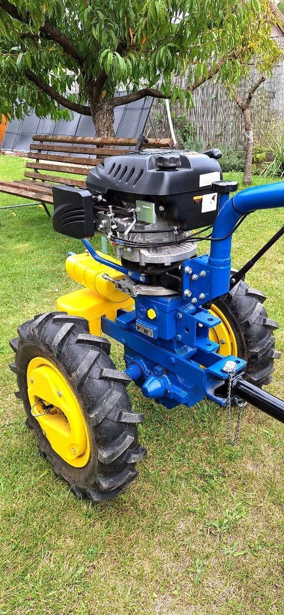 Predám malotraktor agzat plus príslušenstvo.