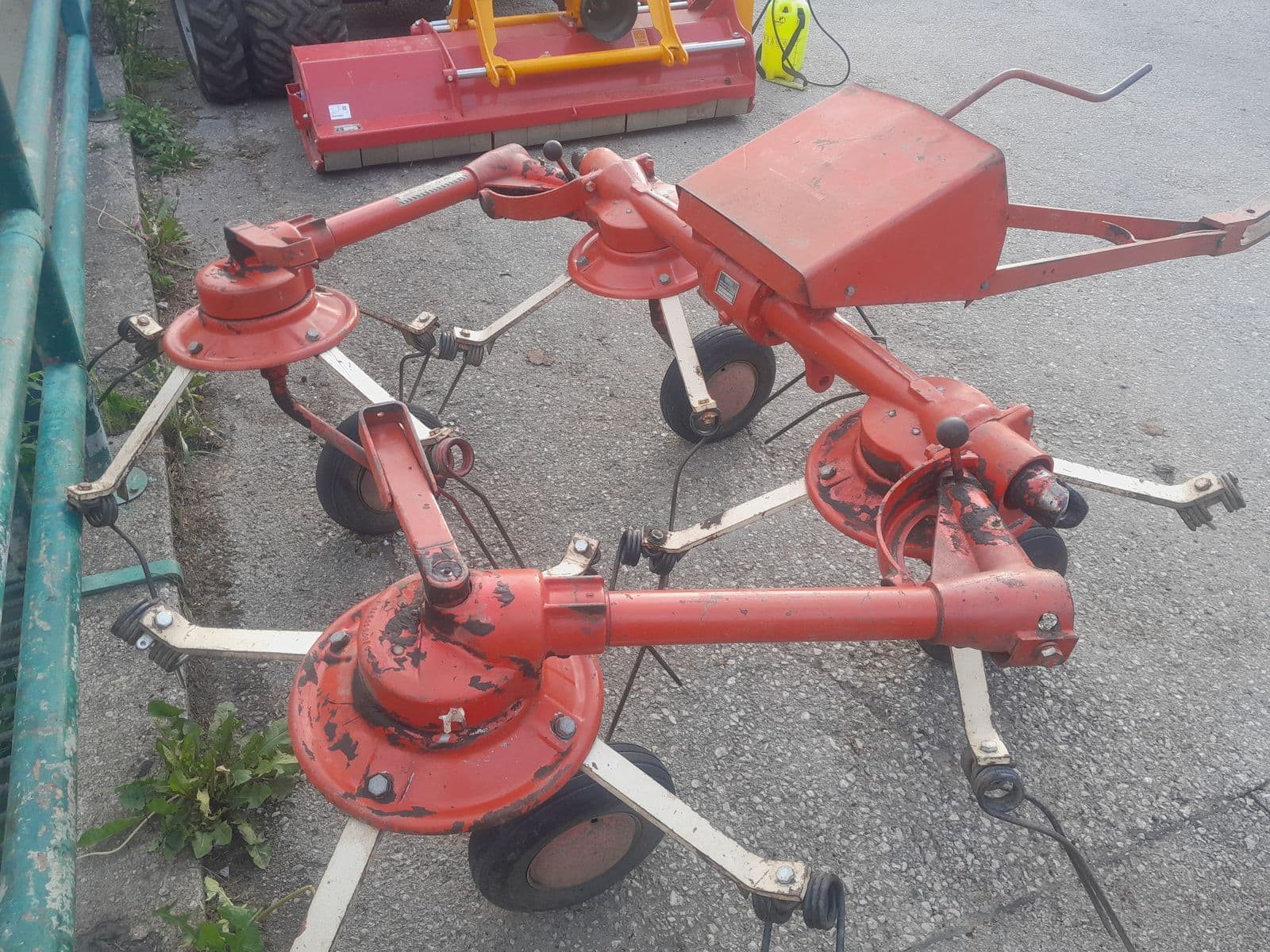 🟢 Predám použitý 4-rotorový obracač Fahr KH 4 – spoľahlivý na seno a trávu 🚜