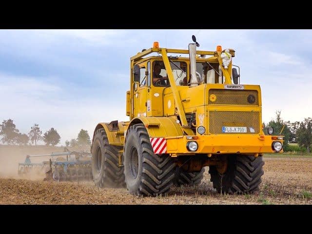 Predám ťažký kĺbový traktor Kirovets – vysoký výkon a ťah pre náročné poľné práce