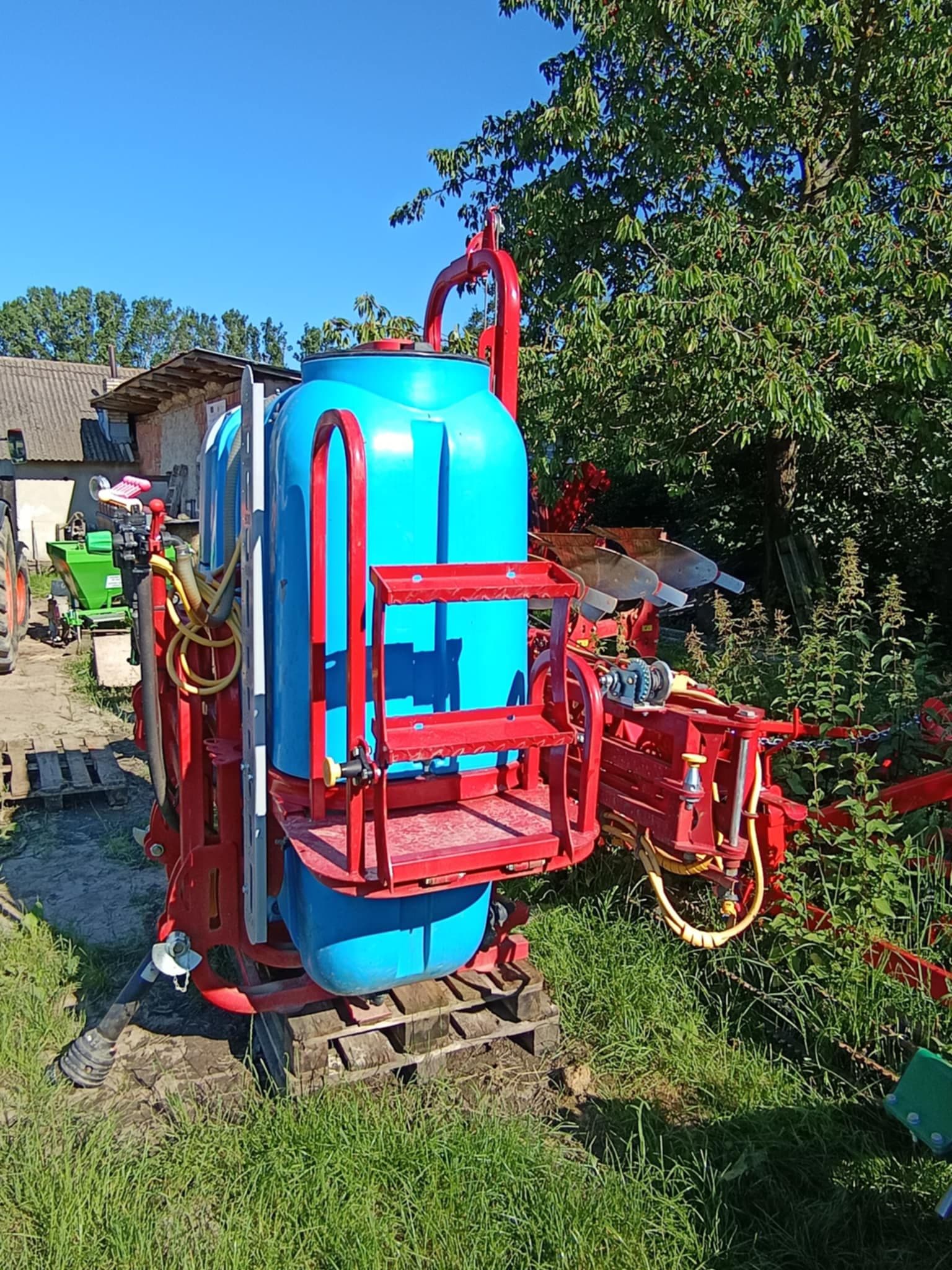 Na predaj poľnohospodárske stroje