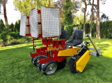 Poloautomatický kolotočový sadzač priesad