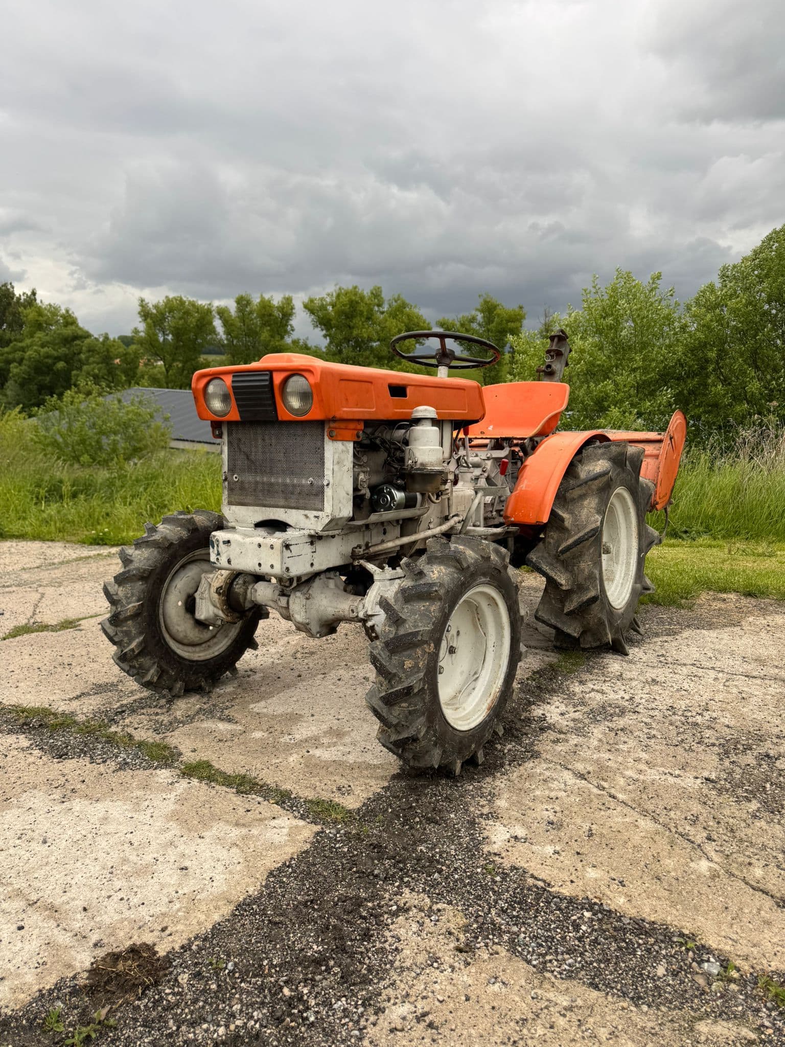 Japonský malotraktor KUBOTA B6000 + rotavátor zdarma