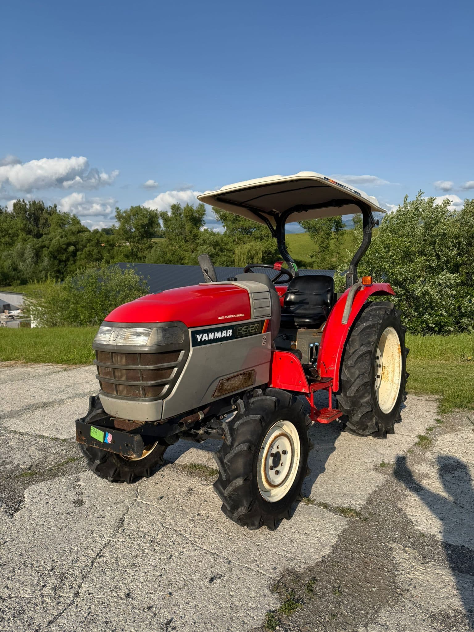 Japonský malotraktor YANMAR RS27 s rotavátorom, rámom a strechou