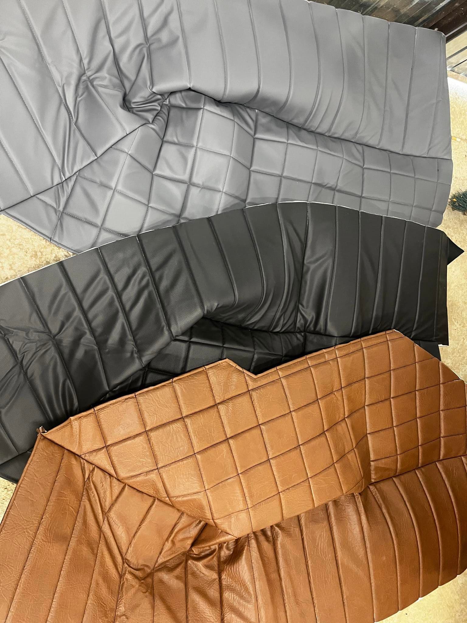 Ponúka čalúnenie blatníkov pre Zetor: - 5718, - 6718 - 6911