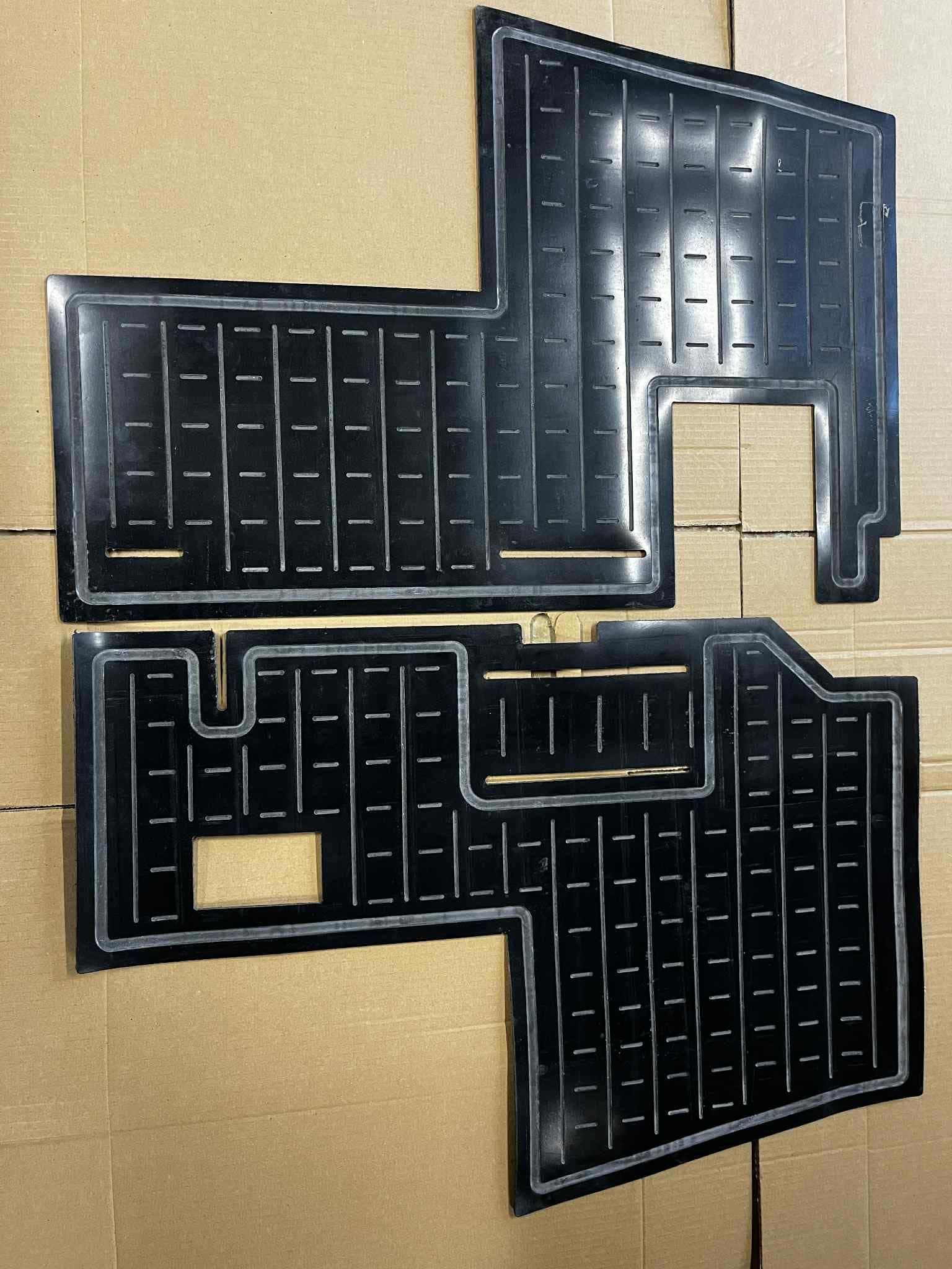 GUMOVÉ ROHOŽE (KOBERCE) NA TRAKTOR ZETOR5511, 5511, 5611, 5711, 5745, 6711, 6745, 6911