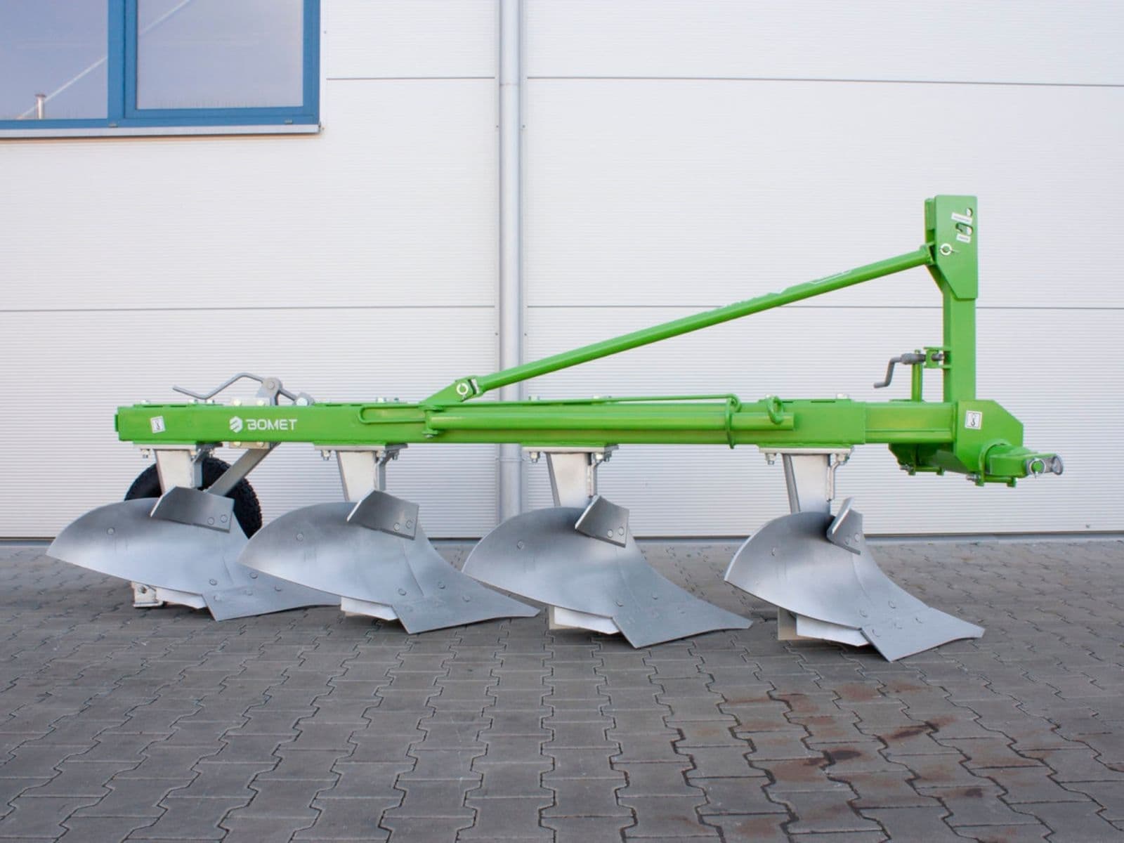 Predám pluhy – jednoradličné až viacradličné, nesené aj otočné